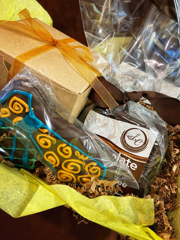 Father's Day gift box detail — gold-ribbon kraft box with a blue-and-yellow-striped chocolate tie cookie and TSC-labeled cellophane pack.